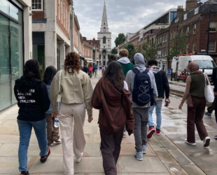 Foto van leerlingen die op straat lopen in Londen