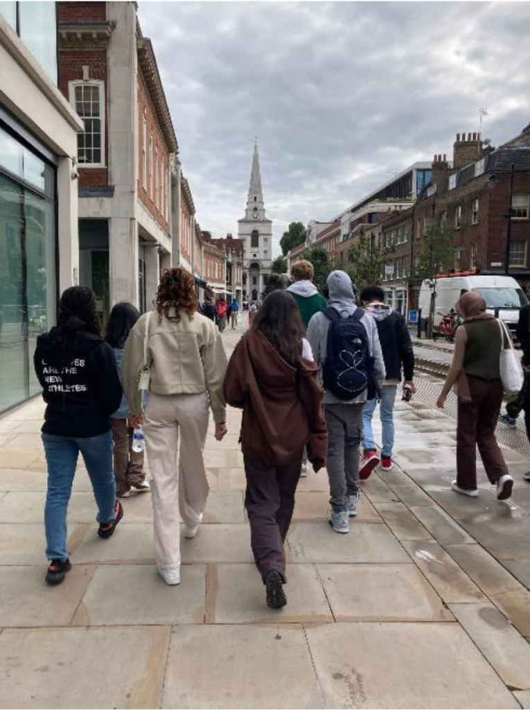 Foto van leerlingen die op straat lopen in Londen