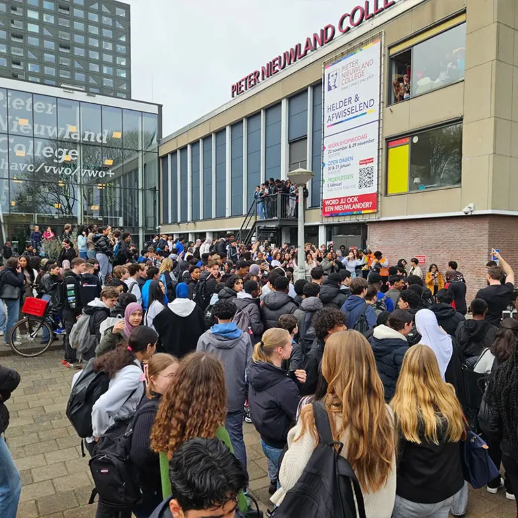 Drumband op het schoolplein - HAVO / VWO - Pieter Nieuwland College Amsterdam Oost