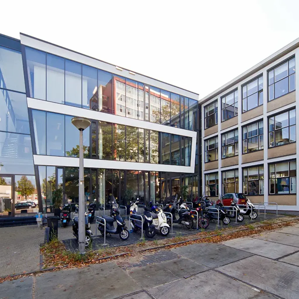 Op de scooter naar school foto - HAVO / VWO - Pieter Nieuwland College Amsterdam Oost